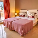 Lirios Village - Private Villas, Unbeatable Location, Heated Pools Вілла Марбелья